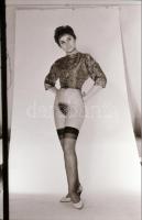 cca 1972 A tavasz ébredése, szolidan erotikus felvételek, 29 db vintage negatív, 24x36 mm