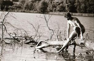 cca 1974 Csiklandós felvételek, szolidan erotikus felvételek, 29 db vintage negatív, 24x36 mm