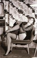 cca 1970 Koktélparti után, szolidan erotikus felvételek, 31 db vintage negatív, 24x36 mm