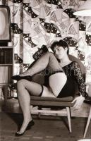 cca 1970 Koktélparti után, szolidan erotikus felvételek, 31 db vintage negatív, 24x36 mm