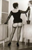 cca 1970 Koktélparti után, szolidan erotikus felvételek, 31 db vintage negatív, 24x36 mm