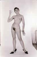 cca 1970 Koktélparti után, szolidan erotikus felvételek, 31 db vintage negatív, 24x36 mm