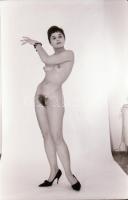 cca 1970 Koktélparti után, szolidan erotikus felvételek, 31 db vintage negatív, 24x36 mm