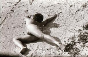 cca 1973 Szabadtéri gyakorlatok, szolidan erotikus felvételek, 28 db vintage negatív, 24x36 mm