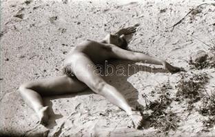 cca 1973 Szabadtéri gyakorlatok, szolidan erotikus felvételek, 28 db vintage negatív, 24x36 mm