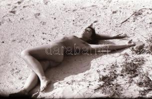 cca 1973 Szabadtéri gyakorlatok, szolidan erotikus felvételek, 28 db vintage negatív, 24x36 mm