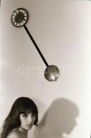 cca 1971 Pásztoróra ingája, szolidan erotikus felvételek, 30 db vintage negatív, 24x36 mm