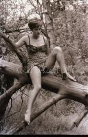 cca 1976 Erdei fészekrakó, szolidan erotikus felvételek, 24 db vintage negatív, 24x36 mm