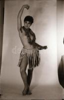 cca 1973 Hétvégi pörgés, szolidan erotikus felvételek, 29 db vintage negatív, 24x36 mm