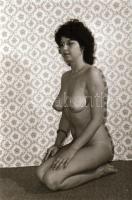 cca 1974 A csábítás művészete, szolidan erotikus felvételek, 41 db vintage negatív 24x36 mm