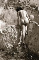 cca 1974 A csábítás művészete, szolidan erotikus felvételek, 41 db vintage negatív 24x36 mm