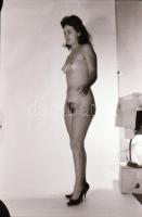 cca 1971 Feltáruló női huncutságok, szolidan erotikus felvételek, 32 db vintage negatív 24x36 mm