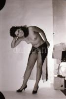 cca 1971 Feltáruló női huncutságok, szolidan erotikus felvételek, 32 db vintage negatív 24x36 mm