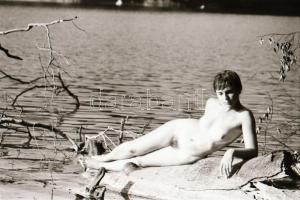 cca 1975 Partra vetett sellő, szolidan erotikus felvételek, 21 db vintage negatív, 24x36 mm