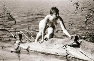 cca 1975 Partra vetett sellő, szolidan erotikus felvételek, 21 db vintage negatív, 24x36 mm