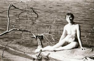 cca 1975 Partra vetett sellő, szolidan erotikus felvételek, 21 db vintage negatív, 24x36 mm