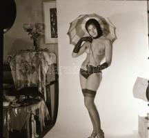 cca 1972 Ruha nélkül szép az élet, szolidan erotikus felvételek, 10 db vintage negatív, 6x6 cm