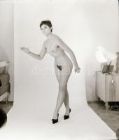 cca 1972 Ruha nélkül szép az élet, szolidan erotikus felvételek, 10 db vintage negatív, 6x6 cm