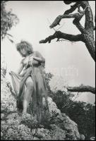 cca 1979 Szép emlékek, szolidan erotikus felvételek, 6 db vintage negatív (6x6 cm) + 4 db mai nagyítás (18x25 cm), a negatívok és a pozitív fényképek között nincs összefüggés