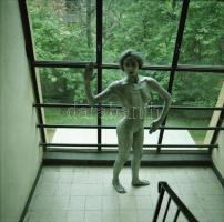 cca 1979 Szép emlékek, szolidan erotikus felvételek, 6 db vintage negatív (6x6 cm) + 4 db mai nagyít...