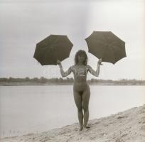 cca 1979 Szép emlékek, szolidan erotikus felvételek, 6 db vintage negatív (6x6 cm) + 4 db mai nagyít...