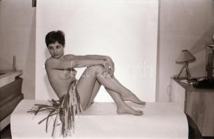 cca 1973 Fotózkodás csupaszon, szolidan erotikus felvételek, 30 db vintage negatív, 24x36 mm