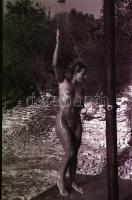 cca 1973 Fotózkodás csupaszon, szolidan erotikus felvételek, 30 db vintage negatív, 24x36 mm