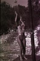 cca 1973 Fotózkodás csupaszon, szolidan erotikus felvételek, 30 db vintage negatív, 24x36 mm