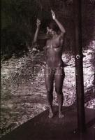 cca 1973 Fotózkodás csupaszon, szolidan erotikus felvételek, 30 db vintage negatív, 24x36 mm