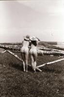 cca 1973 Fotózkodás csupaszon, szolidan erotikus felvételek, 30 db vintage negatív, 24x36 mm