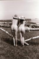 cca 1973 Fotózkodás csupaszon, szolidan erotikus felvételek, 30 db vintage negatív, 24x36 mm