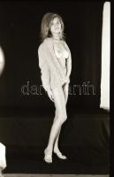 cca 1976 Műtermi kalandok és legendák, szolidan erotikus felvételek, 31 db vintage negatív, 24x36 mm