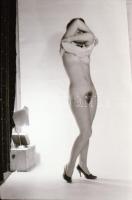 cca 1976 Műtermi kalandok és legendák, szolidan erotikus felvételek, 31 db vintage negatív, 24x36 mm