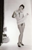 cca 1976 Műtermi kalandok és legendák, szolidan erotikus felvételek, 31 db vintage negatív, 24x36 mm