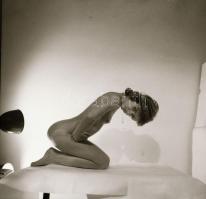 cca 1980 Szolidan erotikus felvételek, 8 db vintage negatív (24x36 mm és 6x6 cm) + 7 db mai nagyítás...