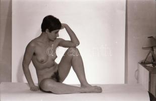 cca 1980 Szolidan erotikus felvételek, 8 db vintage negatív (24x36 mm és 6x6 cm) + 7 db mai nagyítás...