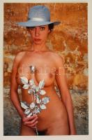 cca 1991 Menesdorfer Lajos (1941-2005) budapesti fotóművész hagyatékából, feliratozott vintage fotó (A rózsa illata), 40x26,5 cm