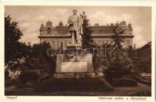 Szeged, Széchenyi szobor, mögötte a posta (EK)