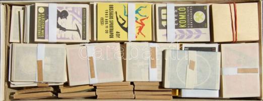 Több ezer db gyufacimke kötegelve dobozban