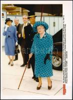 1997 London, II. Erzsébet brit királynő arany házassági évfordulóján tartott fogadáson, SYGMA képügynökség, 20,5x27,5 cm / The Queen Mother arrives for a luncheon to celebrate their Golden Wedding Anniversary, photo Matthew Polak SYGMA, 27,5x20 cm