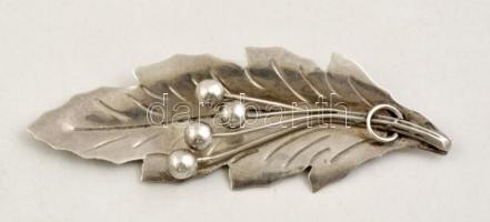 Ezüst(Ag) levél kitűző, jelzett, 7,5×2,5 cm, nettó: 10 g