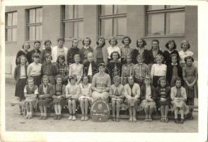 1957 Budapest XIV. Fővárosi Általános Iskola Mogyoródi úti iskolájának csoportképe, photo (non PC) (fa)