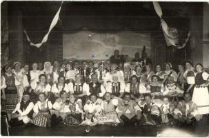1938 Alsószalánk, Nizné Slovinky; falubeliek népviseletbe öltözve, csoportkép / villagers in folk costumes, group photo (szakadás / tear)