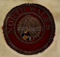 North Wales Szabadkőműves kötény és vállszalag, fém plakettel, bőr, textil, fém szerelékkel, kötény:...