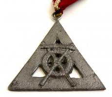 North Wales Szabadkőműves kötény és vállszalag, fém plakettel, bőr, textil, fém szerelékkel, kötény:...