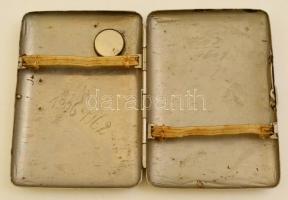 Fém cigarettatárca, beépített iránytűvel, nem működik, jelzés nélkül, belül sérült, 10×7 cm