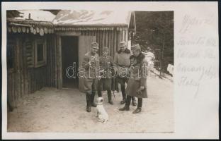 cca 1917 Várady Albert (1870-?) huszártiszt, később ezredes, a m. kir. varasdi 10. honvéd huszárezredből, mókázik a kutyájával tiszttársai körében, fotólap, a szélein feliratozva, 9x cm