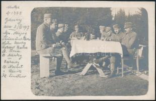1917 Tiszti ebéd, fotólap, a szélen feliratozva a képen szereplő személyekkel, közte Várady Albert (1870-?) huszártiszt, később ezredes, a m. kir. varasdi 10. honvéd huszárezredből, 9x14 cm