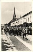 1940 Máramarossziget, Sighetu Marmatiei; bevonulás katonazenekarral / entry of the Hungarian troops with military music band. 1940 Máramarossziget visszatért So. Stpl