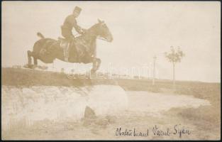cca 1910 Vazul Syan huszár főhadnagy lovasgyakorlaton, fotólap, feliratozva, 9x14 cm.